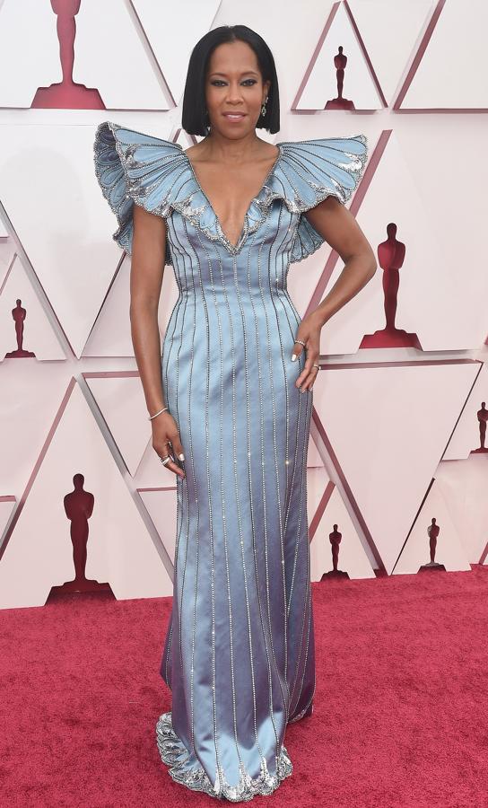Regina King, de Louis Vuitton. Un diseño diferente, hecho a mano y con cierta inspiración 'sirena', muy en tendencia esta temporada. El vestido de Louis Vuitton de la actriz estaba hecho a medida en satén duquesa bordado con lentejuelas plateadas y cristal de plata en dos tonos. Una obra de arte que merece estar en la lista de los mejores vestidos de la noche.