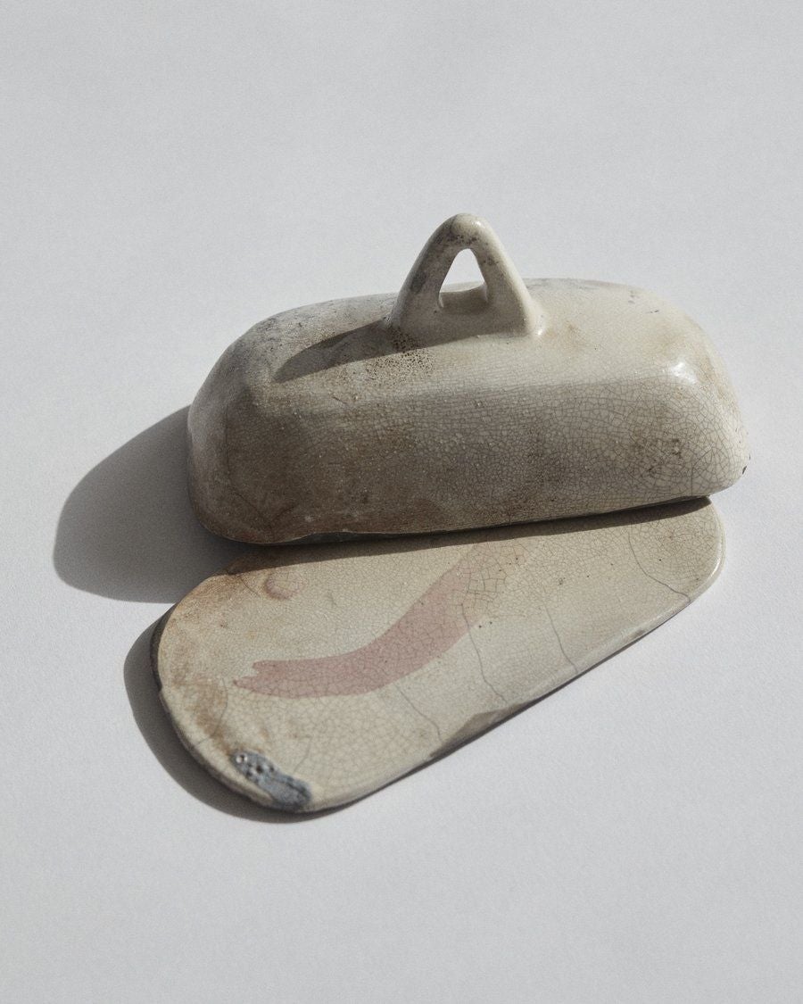 Honèstica. Para todas las madres amantes de los regalos únicos y la gastronomía, Honèstica propone este mantequillero de gres esmaltado en blanco con efecto aguado de la artesana Marta Bonilla. Inspirado en las chimeneas del Mediterráneo, es un objeto sencillo, imperfecto y elaborado con mucho amor. Precio: 140€