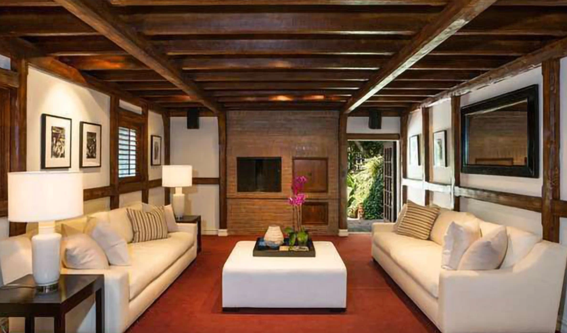 Así es la nueva mansión de Rihanna. Hace apenas tres meses que Rihanna compró una moderna mansión en Beverly Hills por 13,8 millones de dólares (11,4 millones de euros). La propiedad, que no tiene nada que ver con la actual, está escondida en una pendiente que da a Coldwater Canyon, en un callejón sin salida, y dispone de cinco dormitorios y siete cuartos de baño completos.