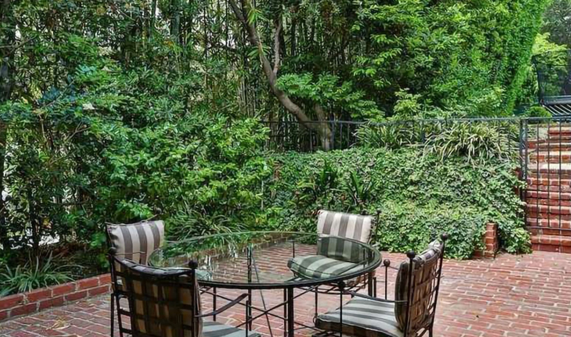 Así es la nueva mansión de Rihanna. Con las dos viviendas, la intérprete de Umbrella suma un acre de terreno, más de 1.000 metros cuadrados habitables, dos piscinas, spa y aparcamiento para hasta diez vehículos. La artista compartirá vecindario con otras estrellas como Mariah Carey, Madonna o Paul McCartney.