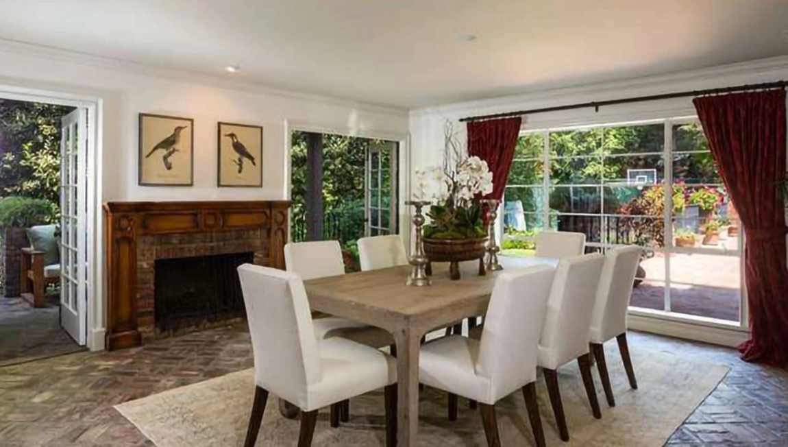 Así es la nueva mansión de Rihanna. Ahora, la cantante se ha hecho con la casa que está justo al lado para contar con aún más privacidad y disfrutar de una total tranquilidad. 10 millones de dólares (8,2 millones de euros) es lo que ha pagado por esta segunda mansión.