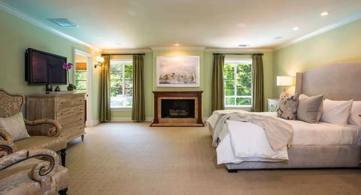 Así es la nueva mansión de Rihanna. En el interior –según las fotos publicadas en 2015– hay varias salas de estar y comedores formales, algunos de ellos con chimeneas de piedra. La habitación principal cuenta con zona de estar y chimenea, así como con baño propio.