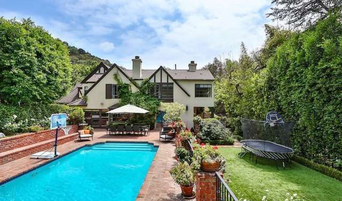 Así es la nueva mansión de Rihanna. En el jardín exterior, situado en la parte trasera, destaca su piscina de gran tamaño que incluye varias tumbonas, un área de comedor con barbacoa  y una amplia zona de césped en la que tomar el sol, practicar deporte o, simplemente, relajarse.