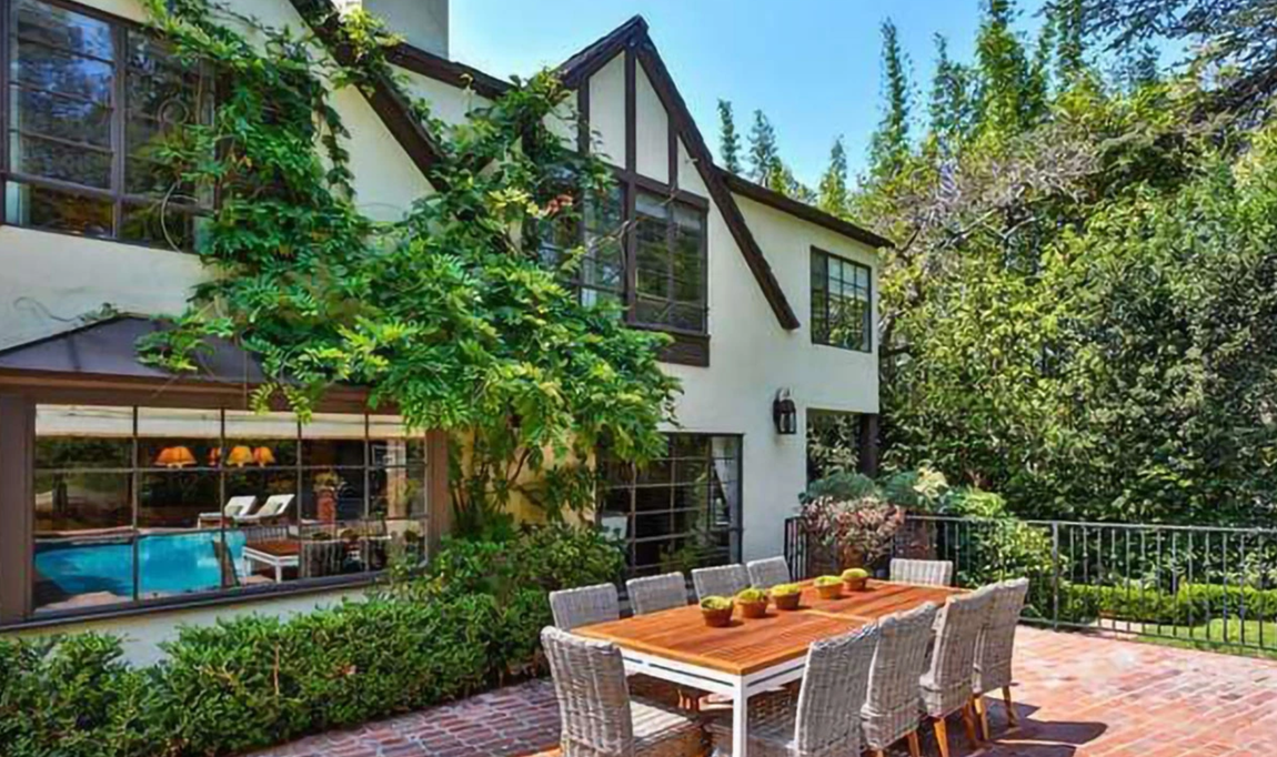 Así es la nueva mansión de Rihanna. La pareja que le ha vendido la propiedad a Rihanna la compró en 2015 por 5,1 millones de dólares (4,2 millones de euros), por lo que casi han duplicado el precio, quitando reformas e impuestos. Esta casa nunca ha estado en el mercado y la venta se ha llevado a cabo de forma privada.