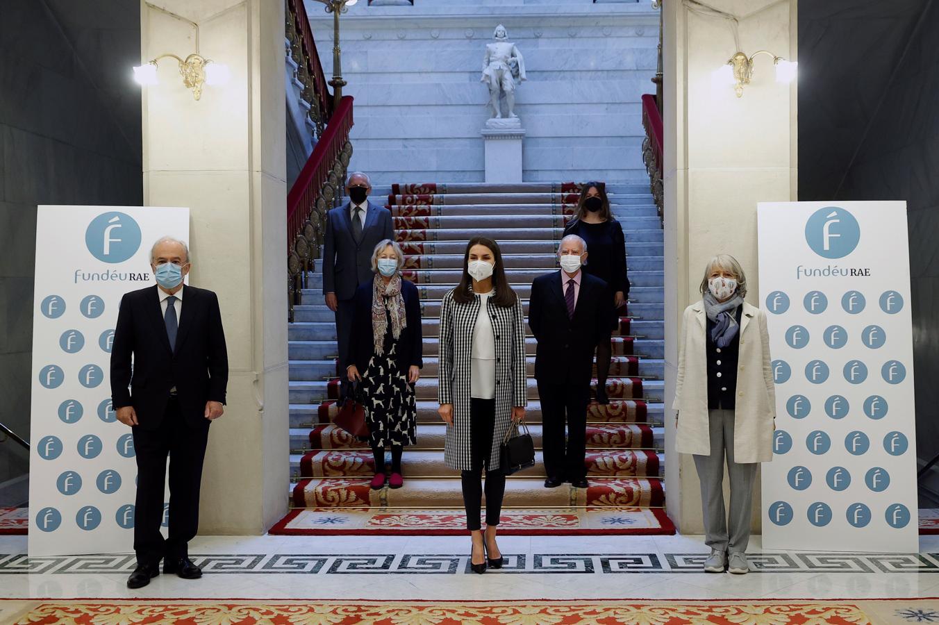 El patronato de la Fundéu está integrado por el presidente de Fundéu RAE y director de la RAE, Santiago Muñoz Machado; la vicepresidenta de la Fundación y presidenta de la Agencia EFE, Gabriela Cañas; y cinco vocales, la académica y escritora Carme Riera; la académica y escritora Soledad Puértolas; el académico y escritor José María Merino; el periodista y escritor Álex Grijelmo, y el director del Instituto Cervantes, Luis García Montero.