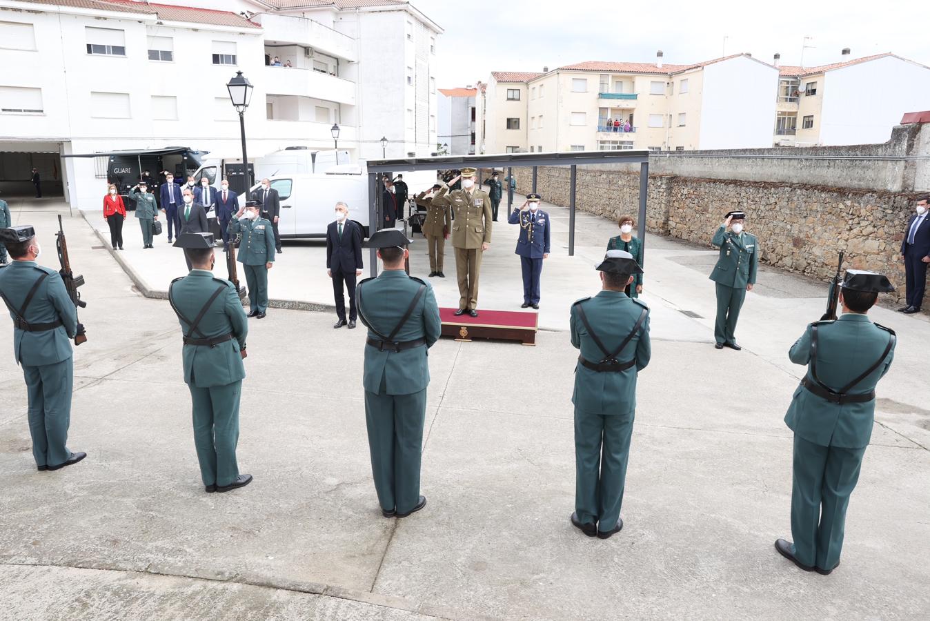 El Rey, a su llegada al puesto de la Guardia Civil. 