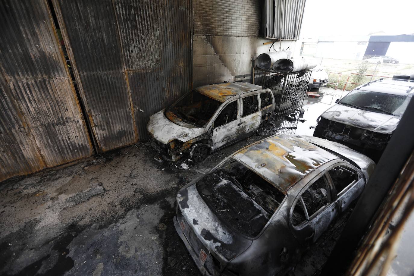 En imágenes, la nave y los 46 coches calcinados en Córdoba