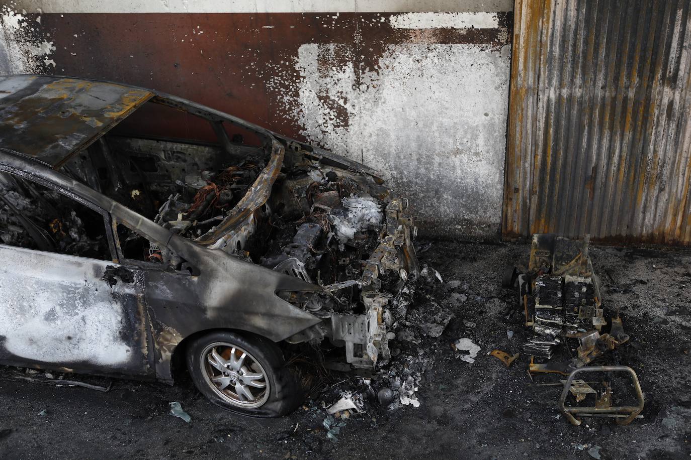 En imágenes, la nave y los 46 coches calcinados en Córdoba