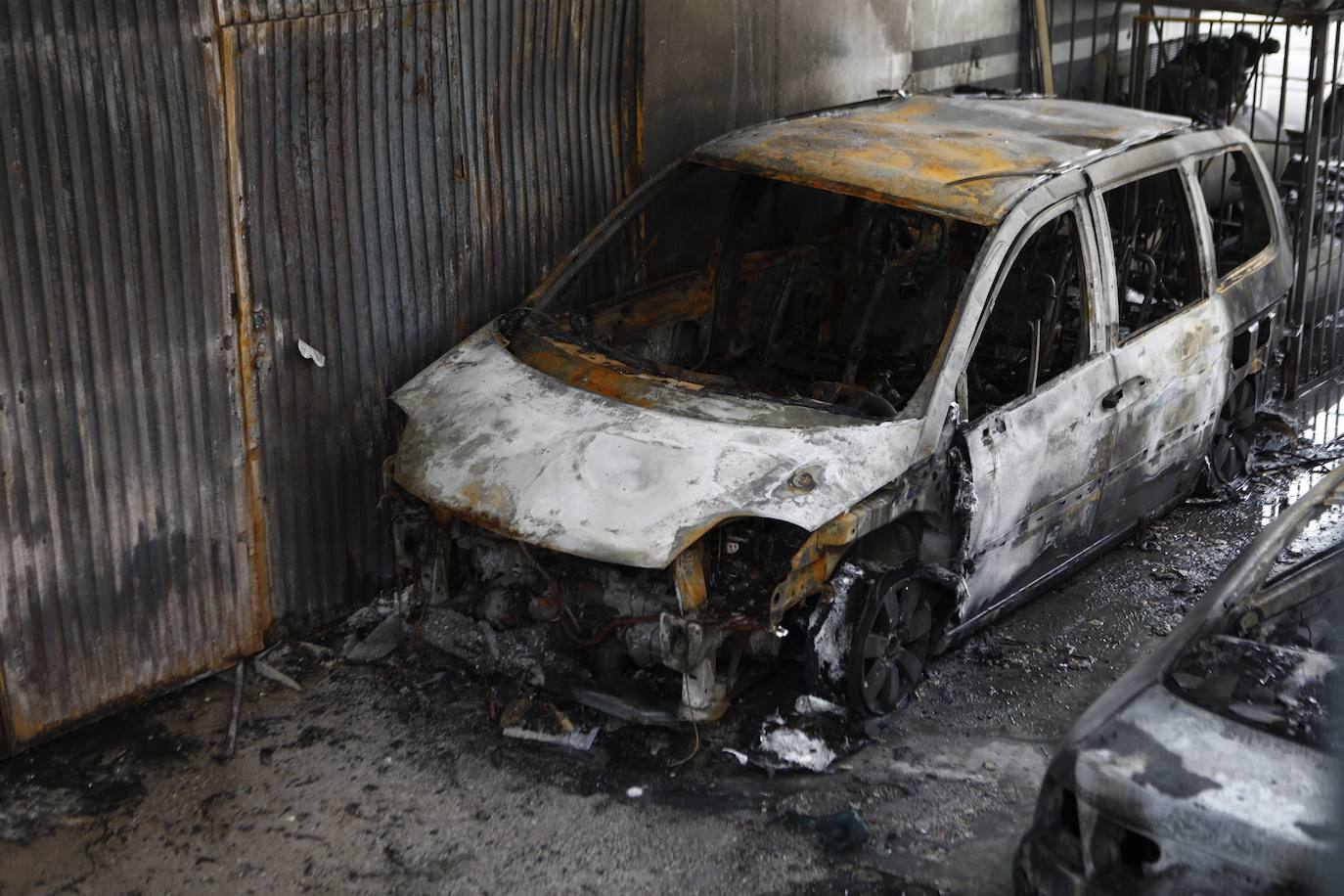 En imágenes, la nave y los 46 coches calcinados en Córdoba