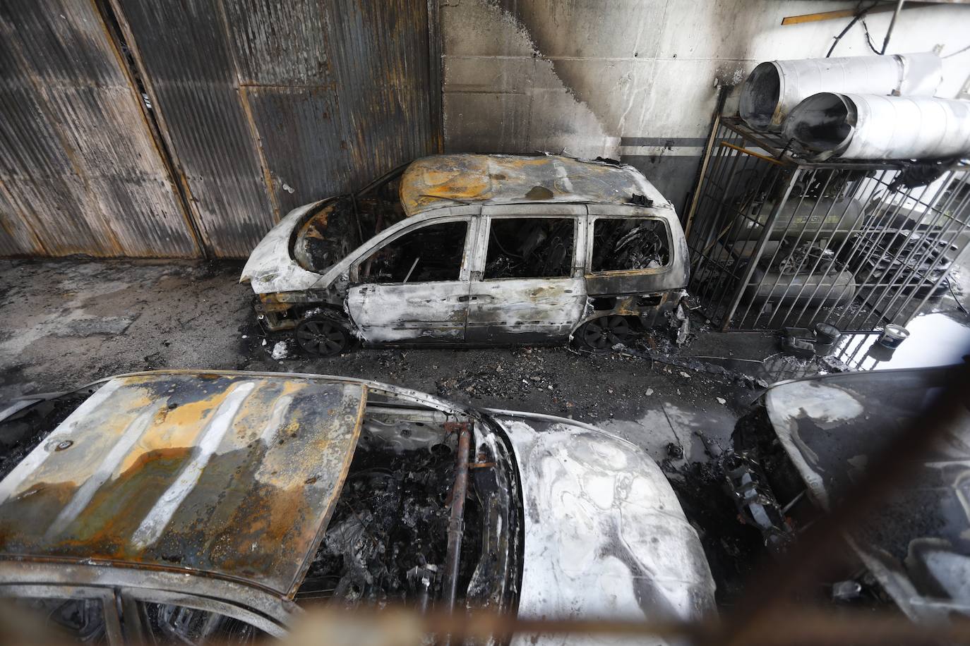 En imágenes, la nave y los 46 coches calcinados en Córdoba