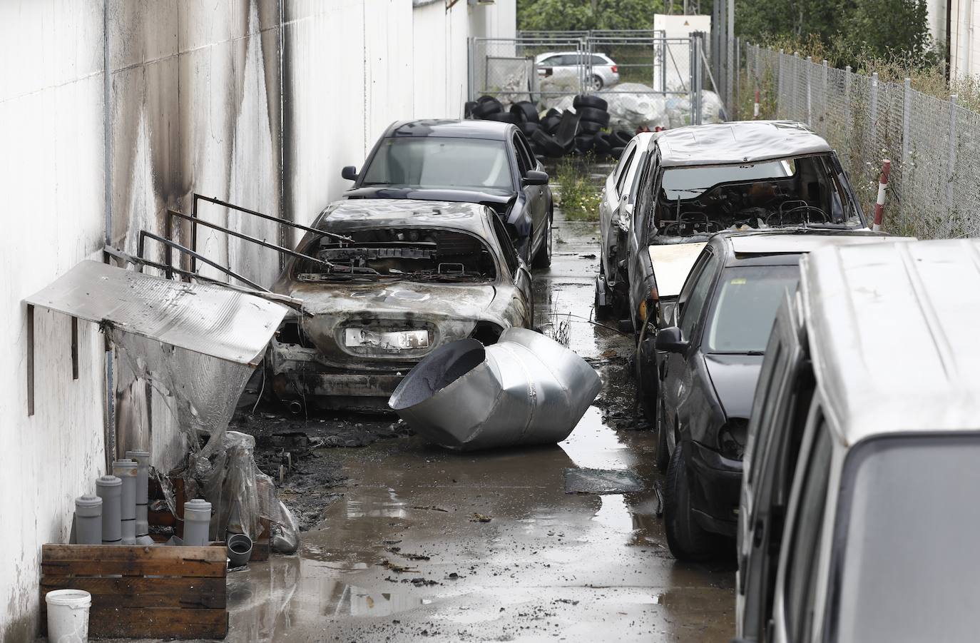 En imágenes, la nave y los 46 coches calcinados en Córdoba