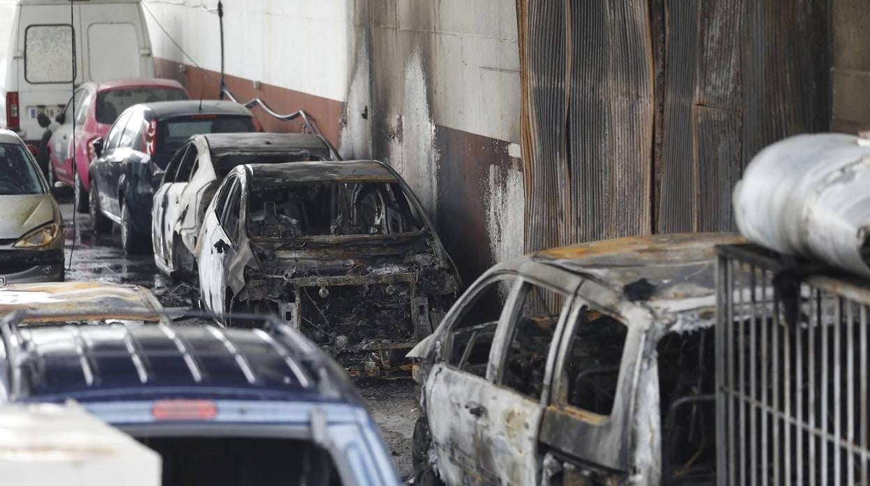 En imágenes, la nave y los 46 coches calcinados en Córdoba