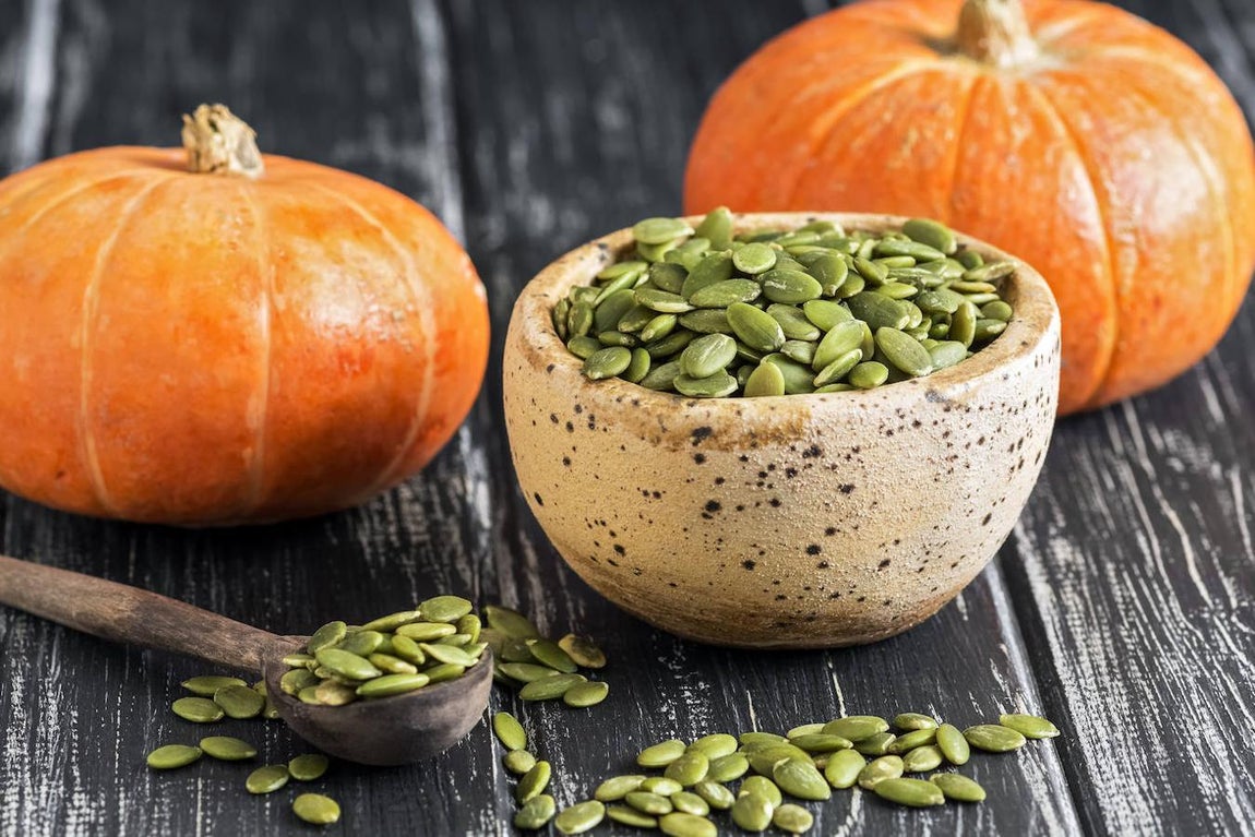 Pipas de calabaza sin sal. Las pipas de calabaza, muy importante que no tengan sal, la causa de que retengamos líquidos, no tienen tanta cantidad de agua como otros alimentos, pero su contenido de potasio es de lo más alto. De cada 100 , tiene 710 mg.