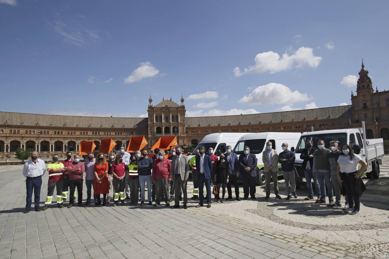 Presentación de la nueva flota de vehículos en la Plaza de España