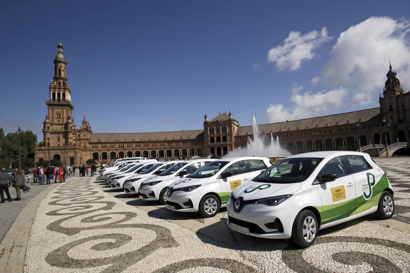 Presentación de la nueva flota de vehículos en la Plaza de España