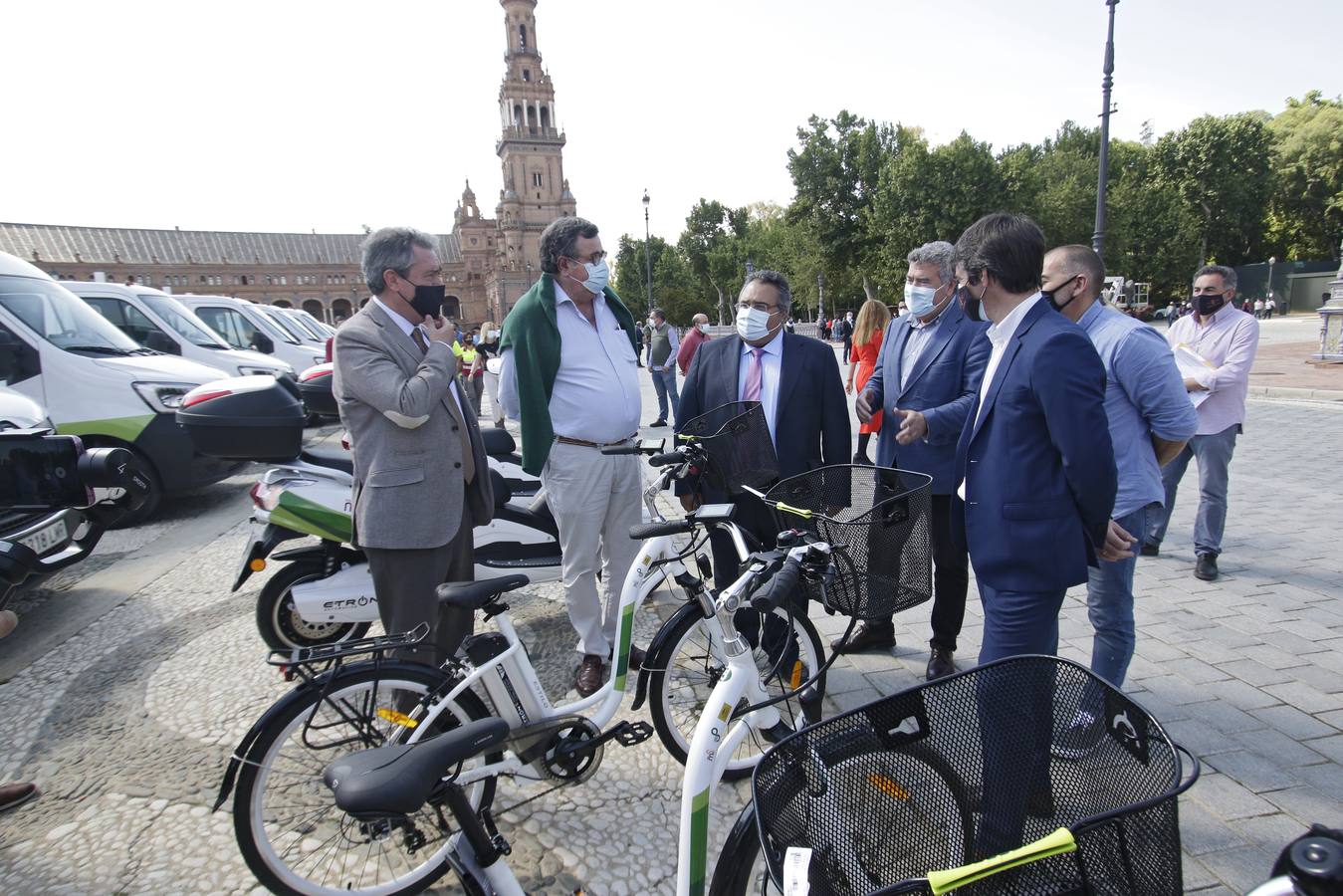 Presentación de la nueva flota de vehículos en la Plaza de España