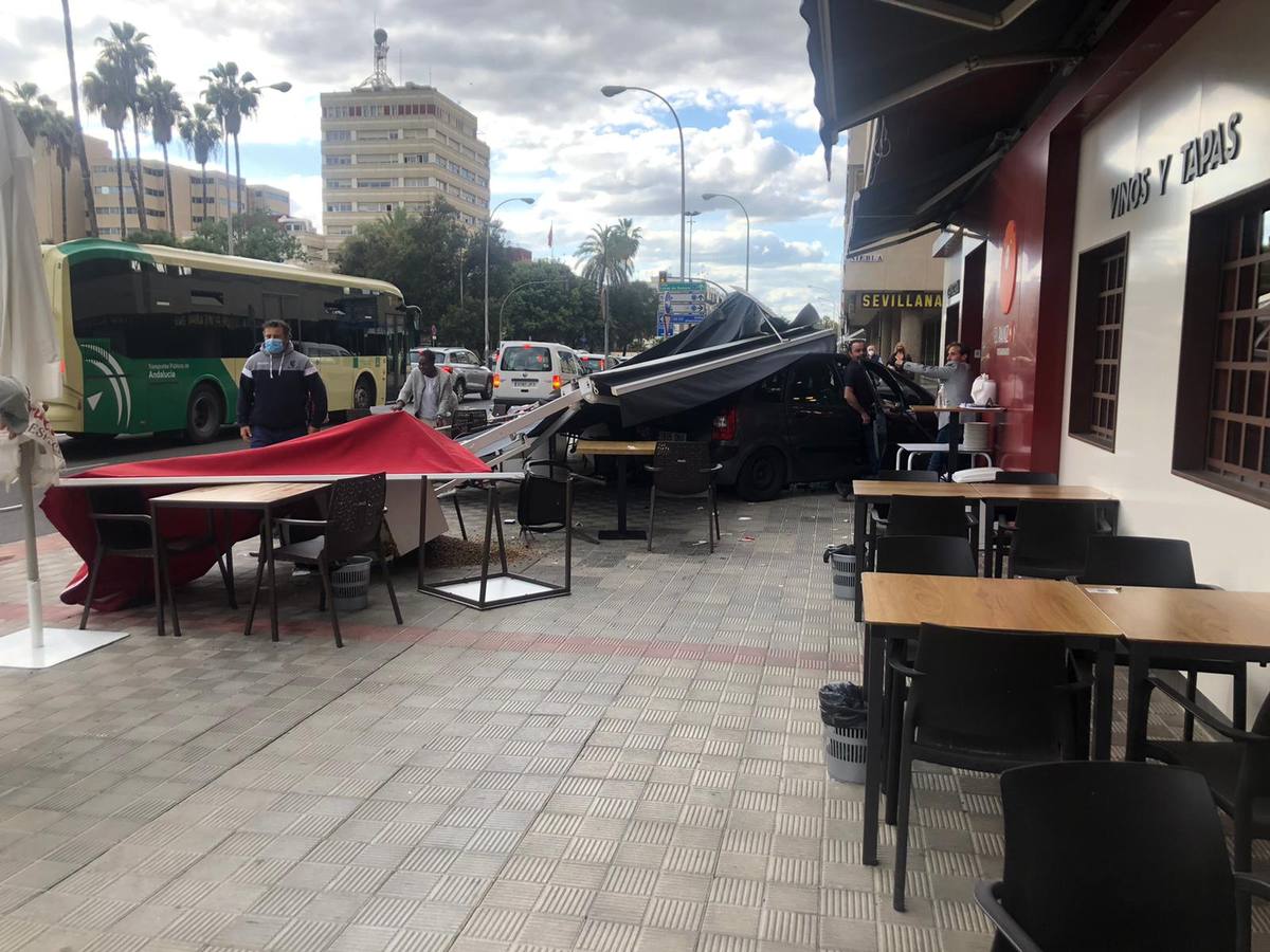 Dos heridos graves en Los Remedios tras ser arrollados por un conductor ebrio en la terraza de un bar