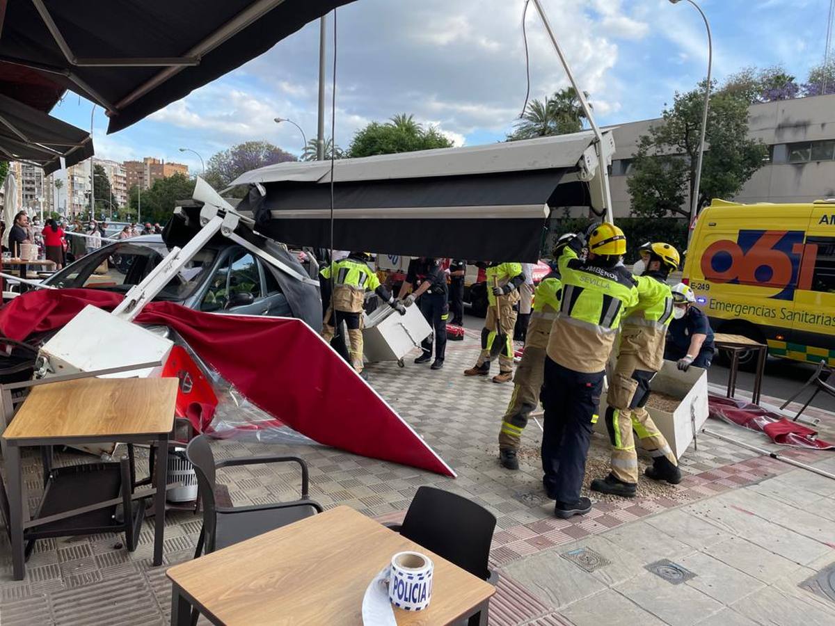 Dos heridos graves en Los Remedios tras ser arrollados por un conductor ebrio en la terraza de un bar