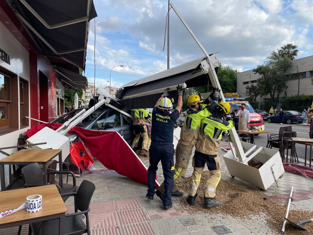 Dos heridos graves en un accidente tras arrollar un conductor ebrio la terraza de un bar de la calle Santa Fe de Sevilla