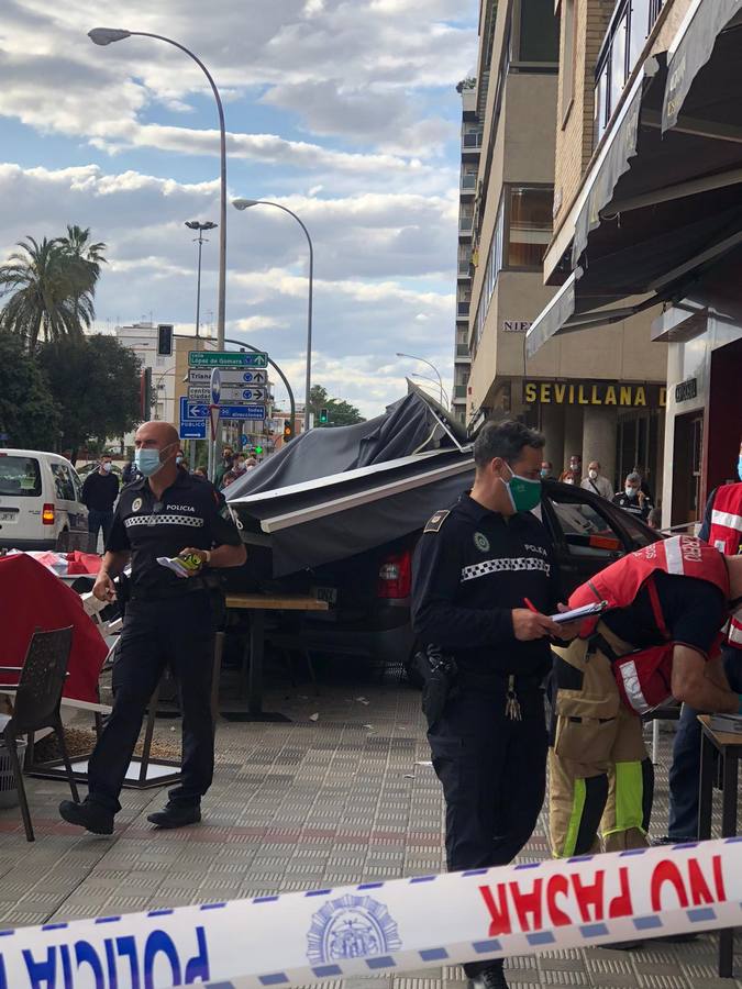 Dos heridos graves en Los Remedios tras ser arrollados por un conductor ebrio en la terraza de un bar