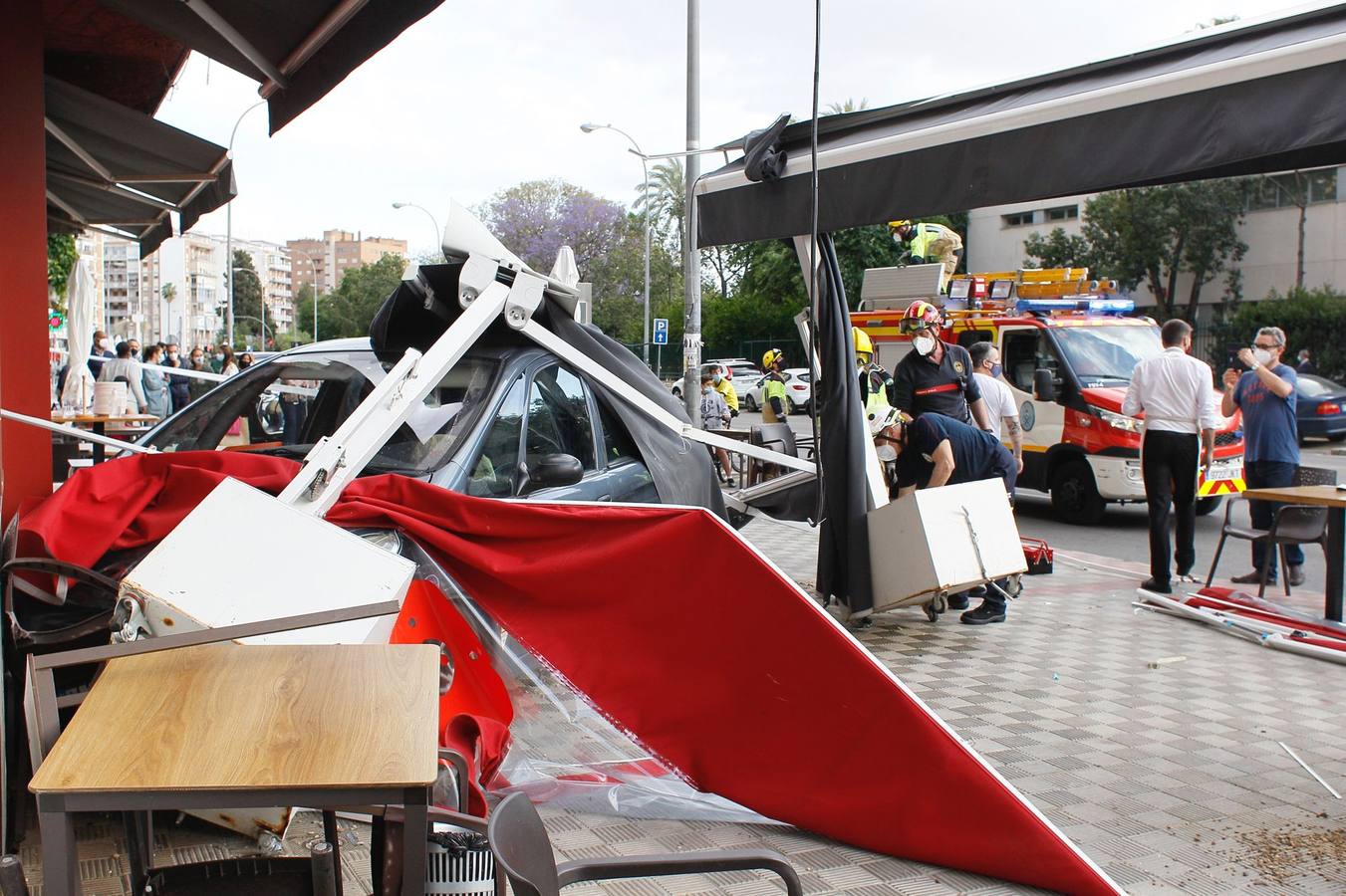 Dos heridos graves en Los Remedios tras ser arrollados por un conductor ebrio en la terraza de un bar