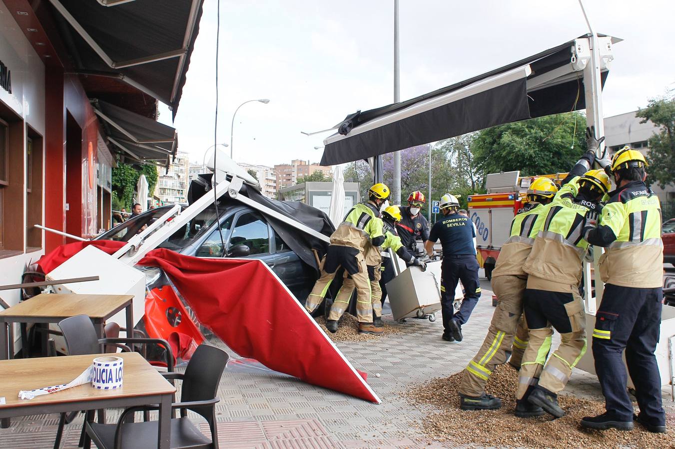 Dos heridos graves en Los Remedios tras ser arrollados por un conductor ebrio en la terraza de un bar