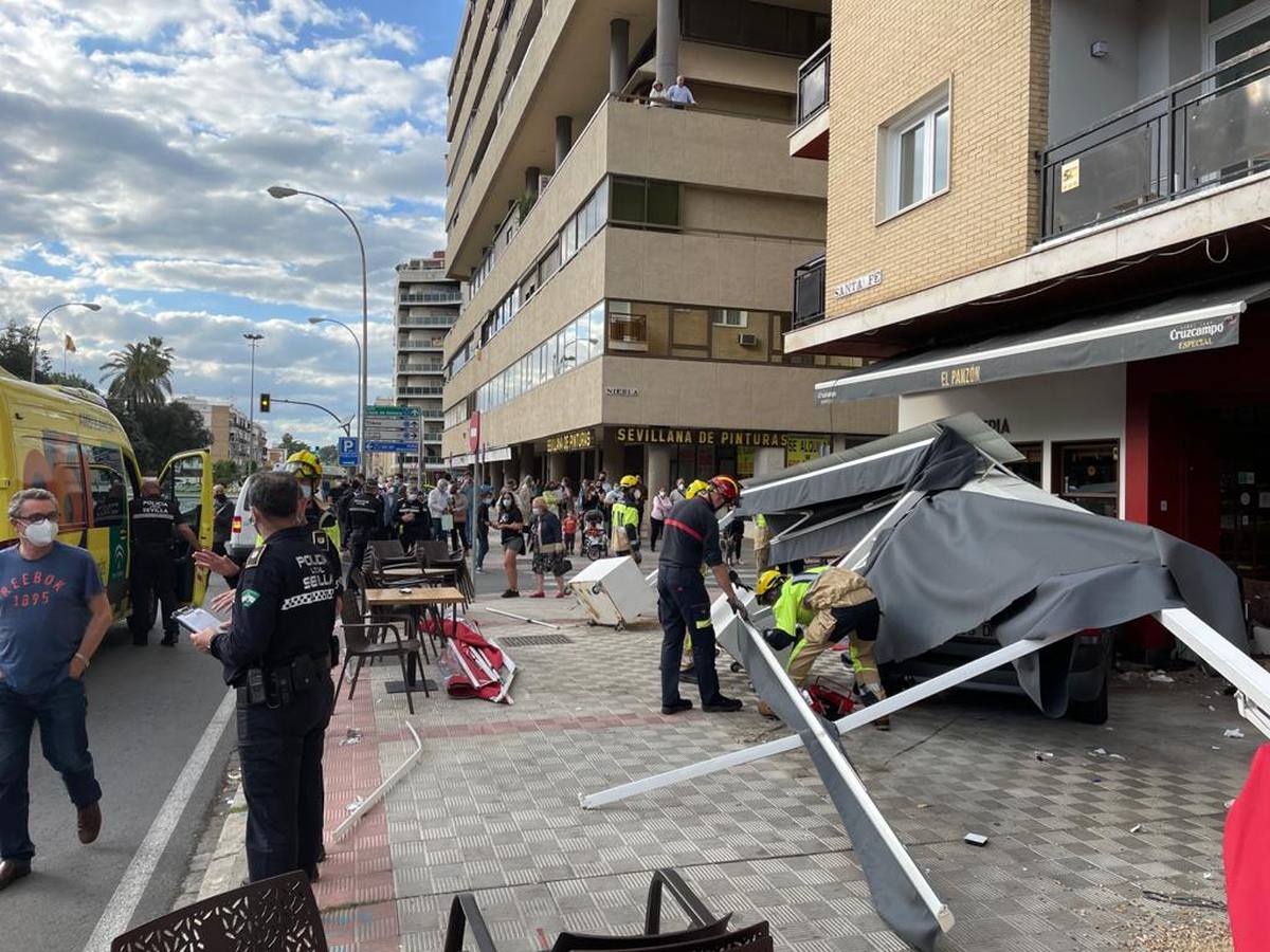 Dos heridos graves en Los Remedios tras ser arrollados por un conductor ebrio en la terraza de un bar