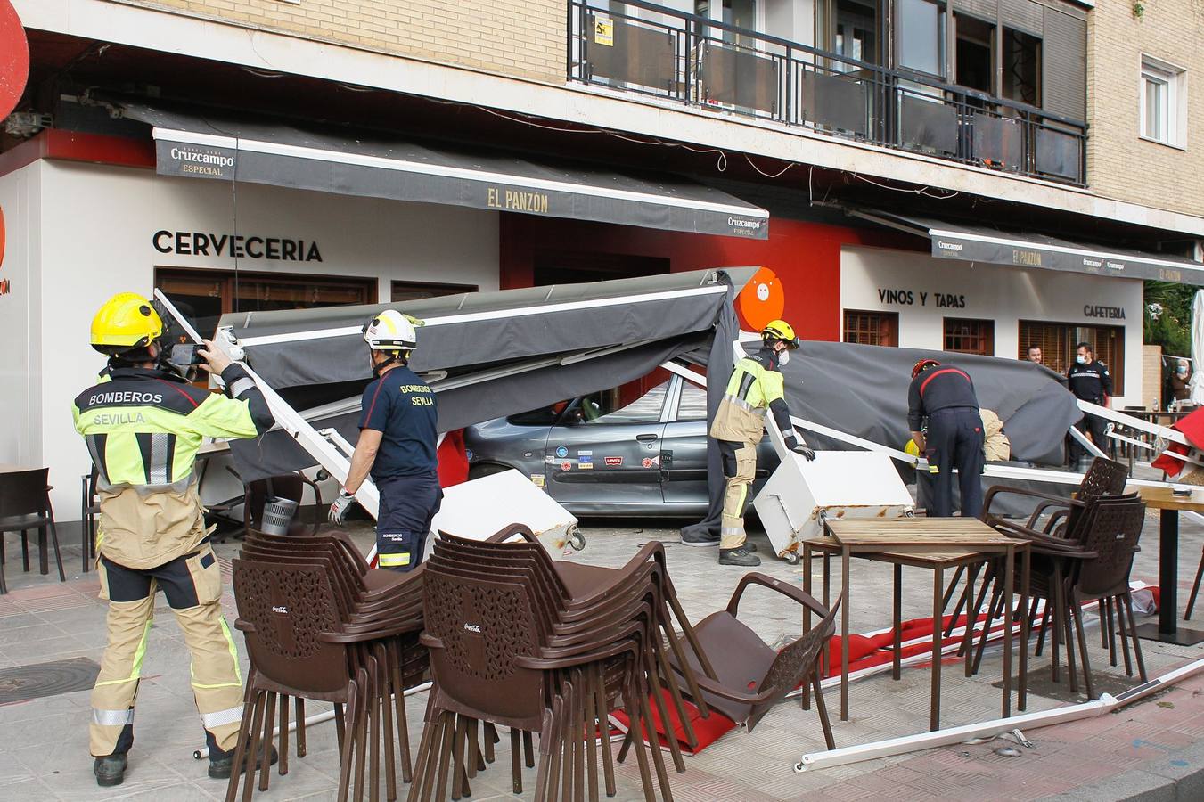 Dos heridos graves en Los Remedios tras ser arrollados por un conductor ebrio en la terraza de un bar