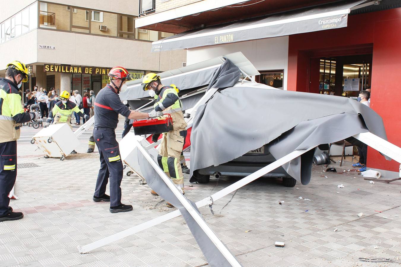 Dos heridos graves en Los Remedios tras ser arrollados por un conductor ebrio en la terraza de un bar