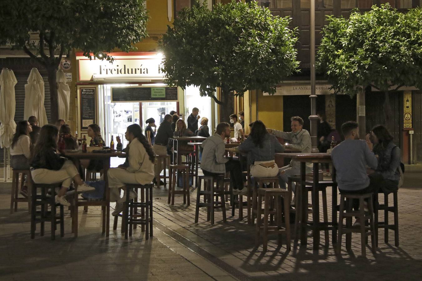 En imágenes, Sevilla recupera el ambiente nocturno con los bares abiertos hasta las 23.00 horas