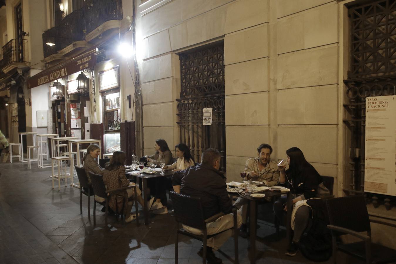 En imágenes, Sevilla recupera el ambiente nocturno con los bares abiertos hasta las 23.00 horas