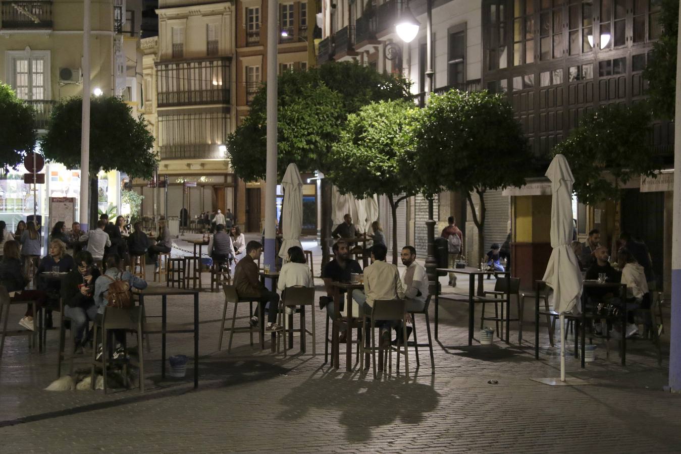 En imágenes, Sevilla recupera el ambiente nocturno con los bares abiertos hasta las 23.00 horas