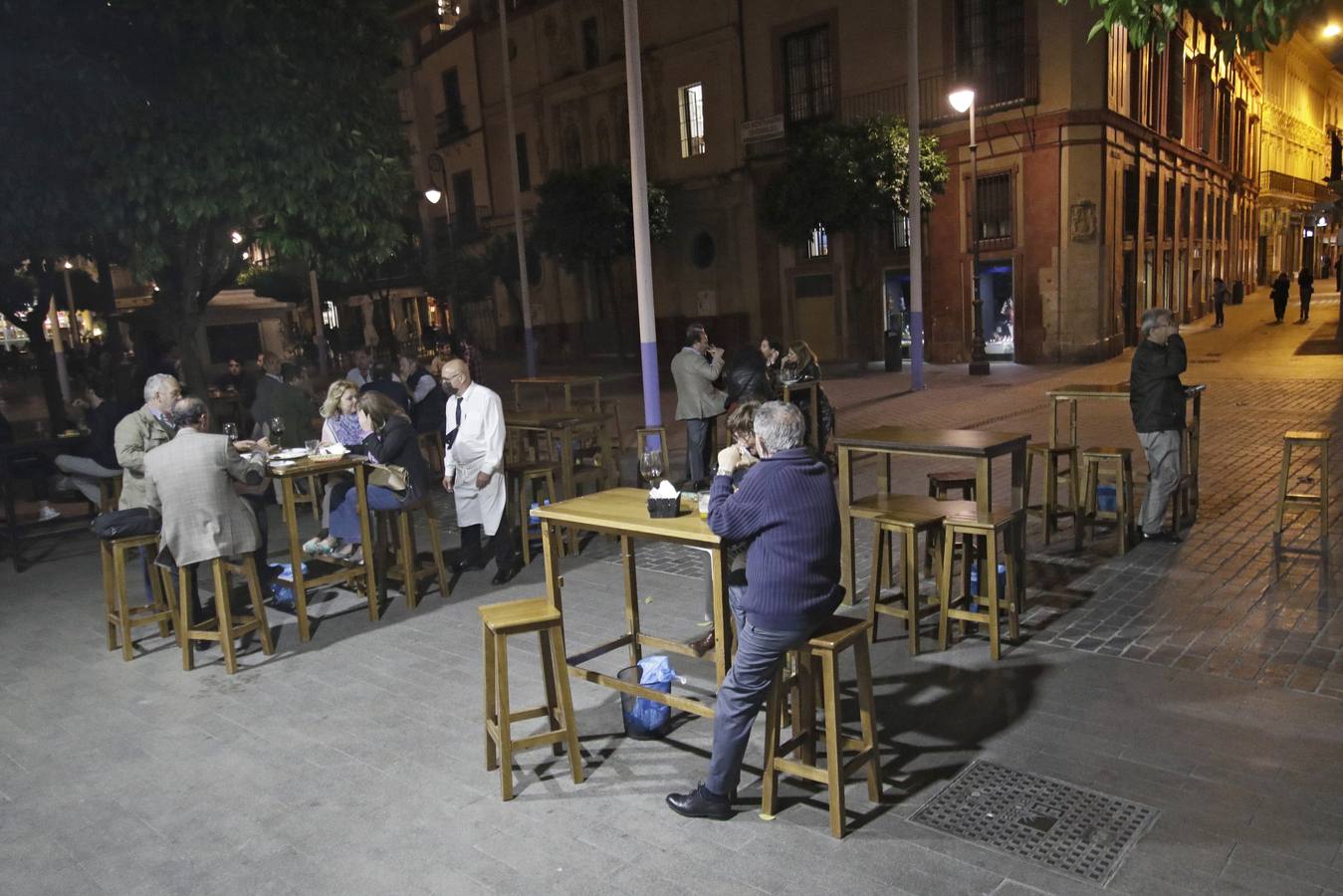 En imágenes, Sevilla recupera el ambiente nocturno con los bares abiertos hasta las 23.00 horas