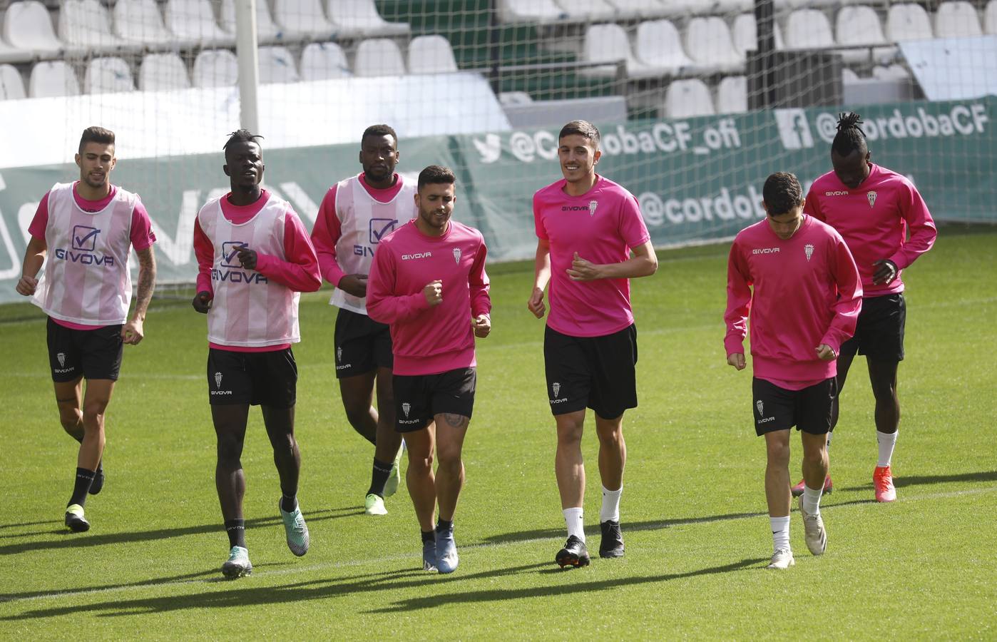 El entrenamiento del Córdoba CF en el estadio, en imágenes