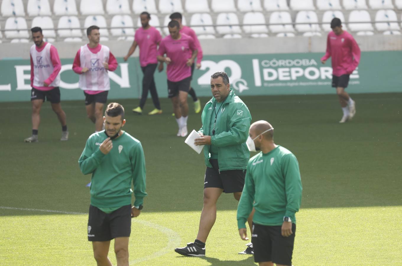 El entrenamiento del Córdoba CF en el estadio, en imágenes