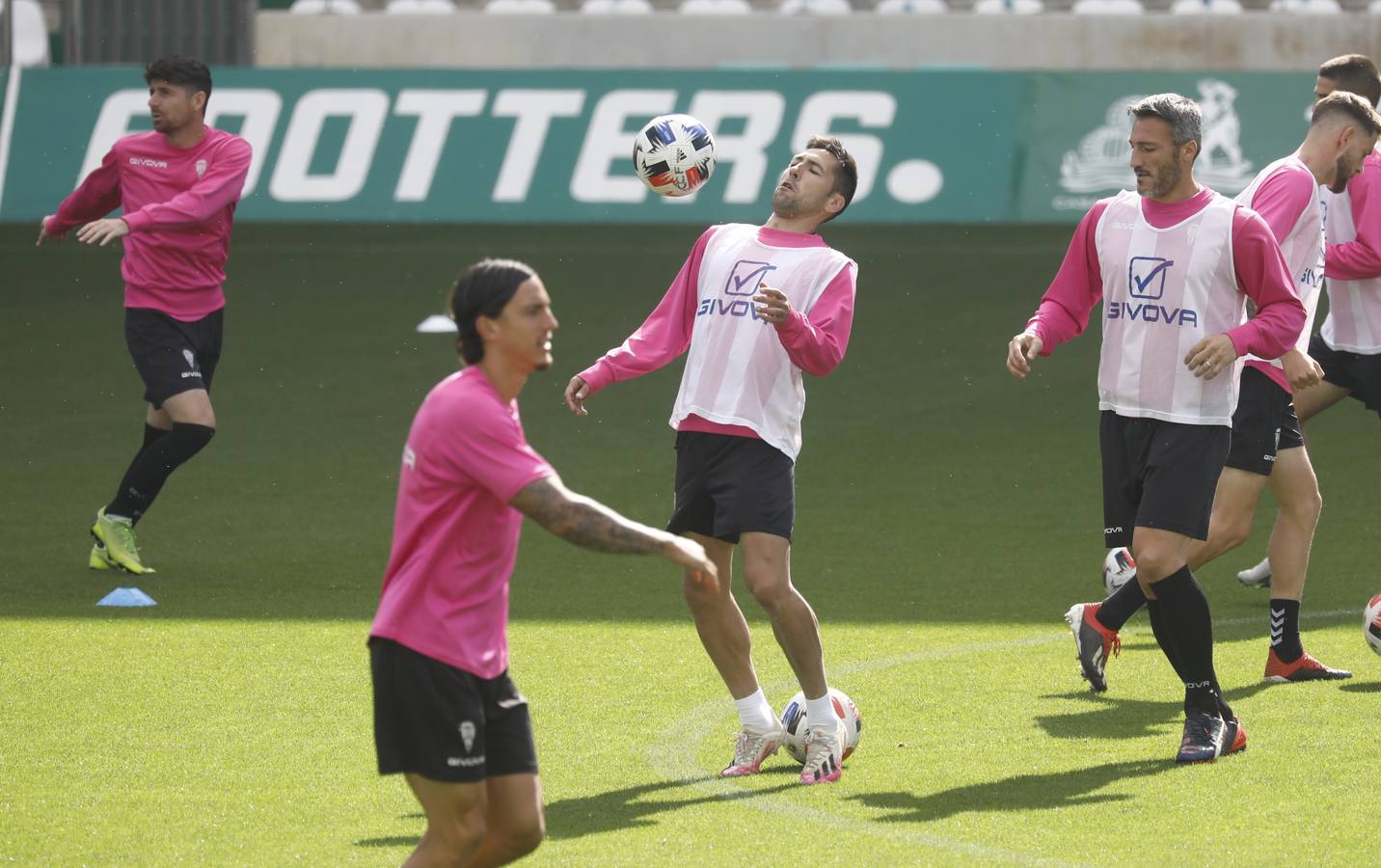 El entrenamiento del Córdoba CF en el estadio, en imágenes