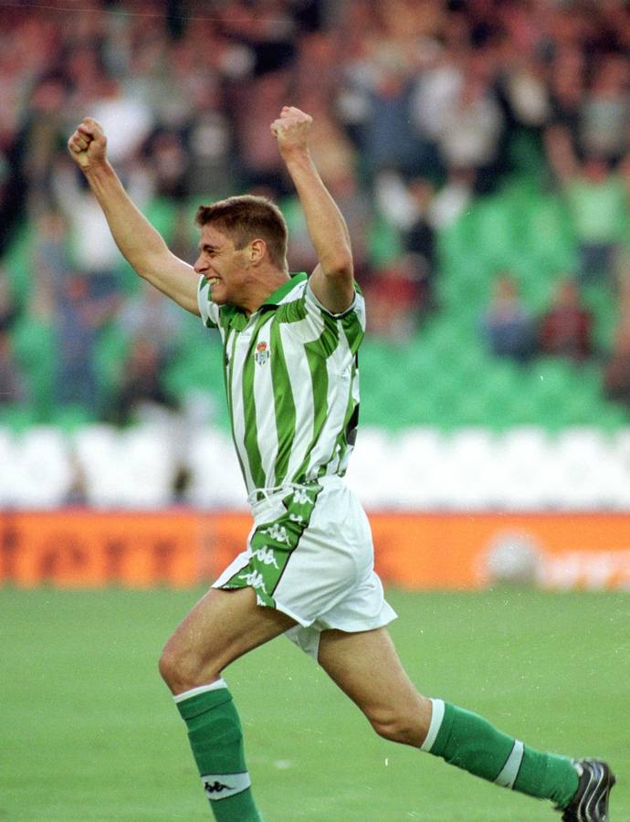 Su primer gol en el Betis lo marcó en Segunda en la temporada 2000-01 en la jornada 7 ante Universidad de Las Palmas (2-0)