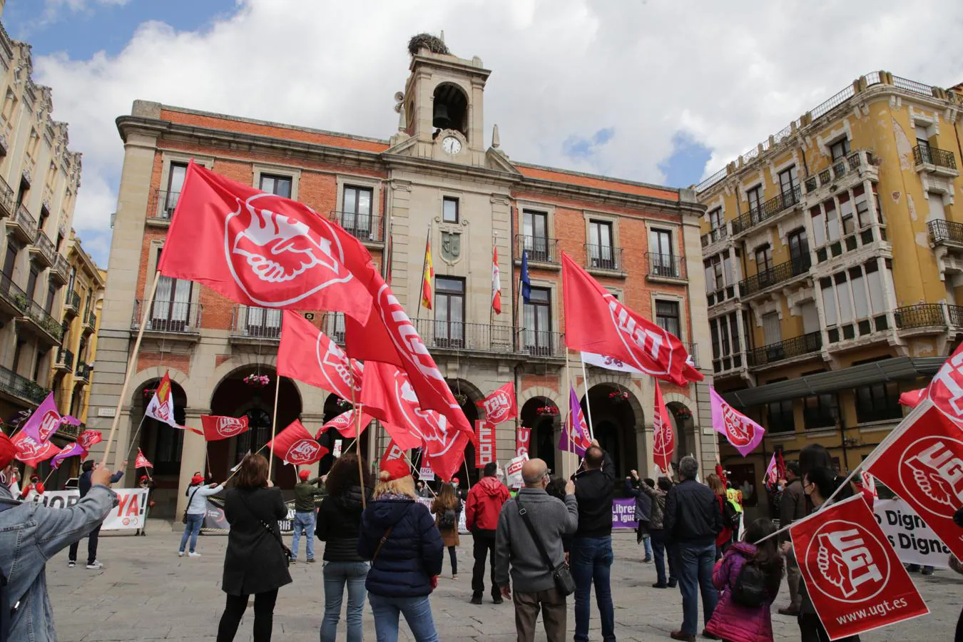 Manifestantes convocados por CC.OO. y UGt frente al Ayuntamiento de Zamora