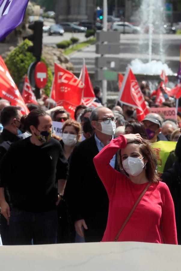 La portavoz del PSOE en el Congreso, Adriana Lastra (d), seguida del candidato de Unidas Podemos a la Comunidad de Madrid, Pablo Iglesias (i), y del candidato del PSOE a la región, Ángel Gabilondo (c), participan en la manifestación del Primero de Mayo. 