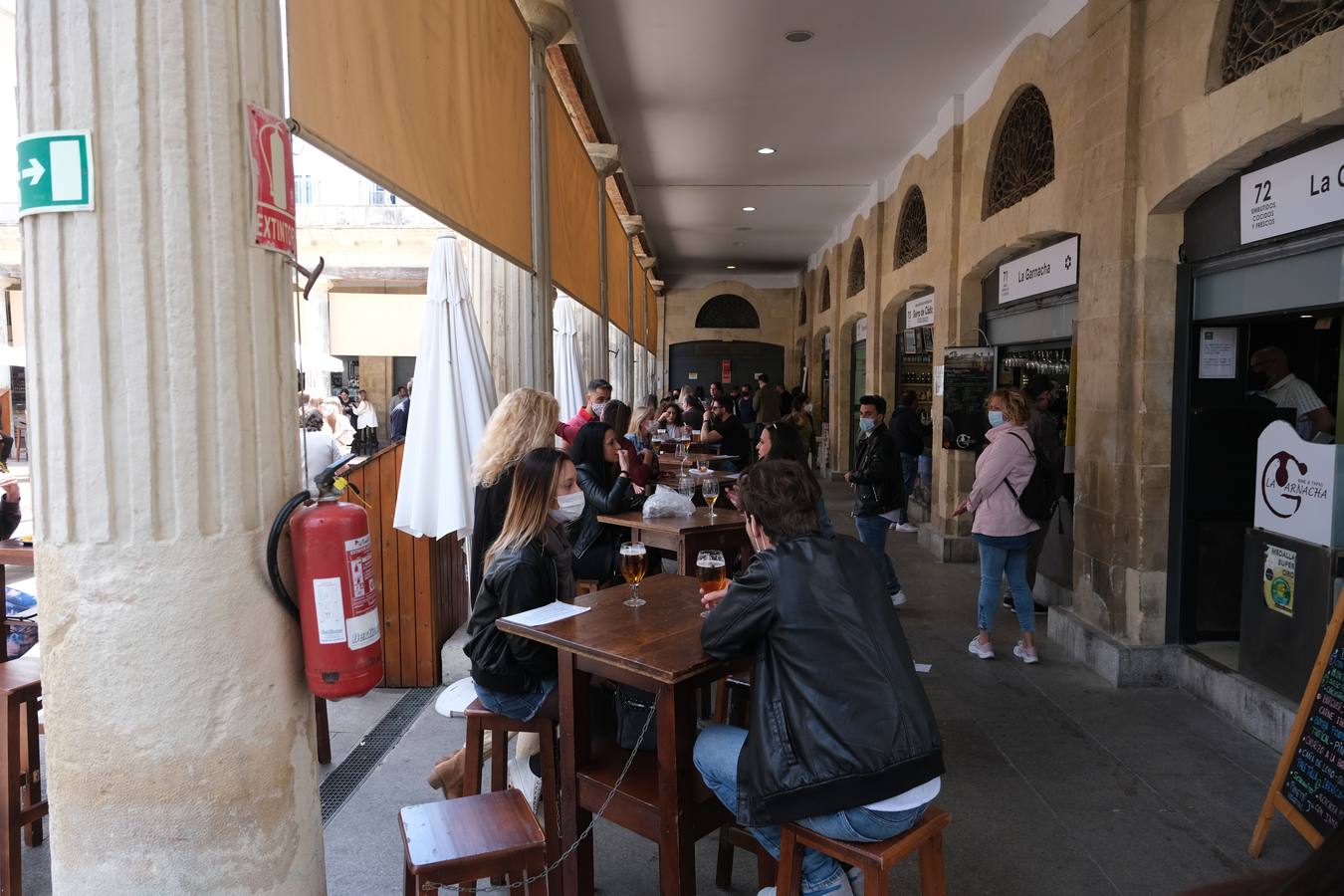 Ambiente en las terrazas y en la playa en Cádiz el primer fin de semana de mayo