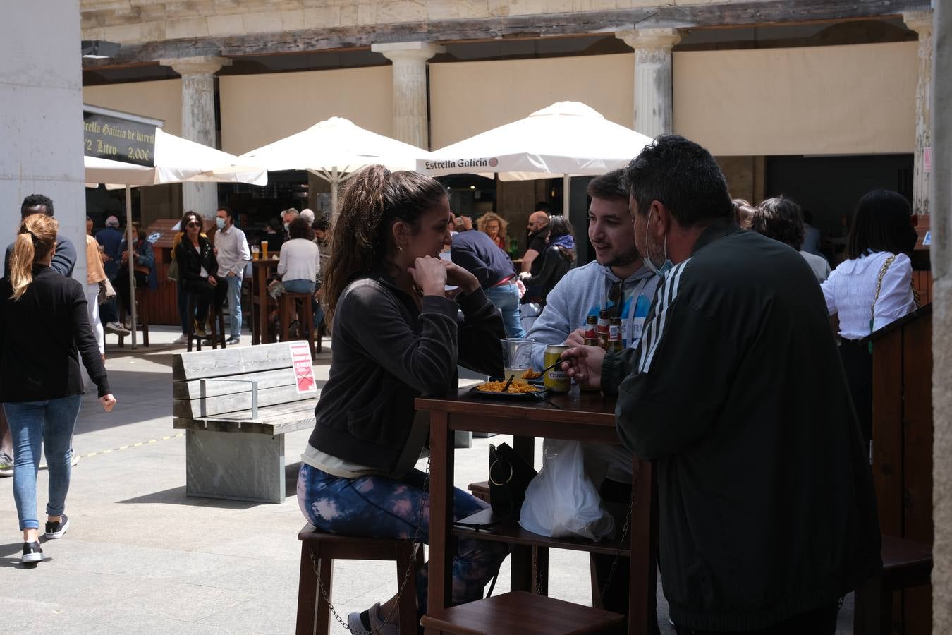 Ambiente en las terrazas y en la playa en Cádiz el primer fin de semana de mayo