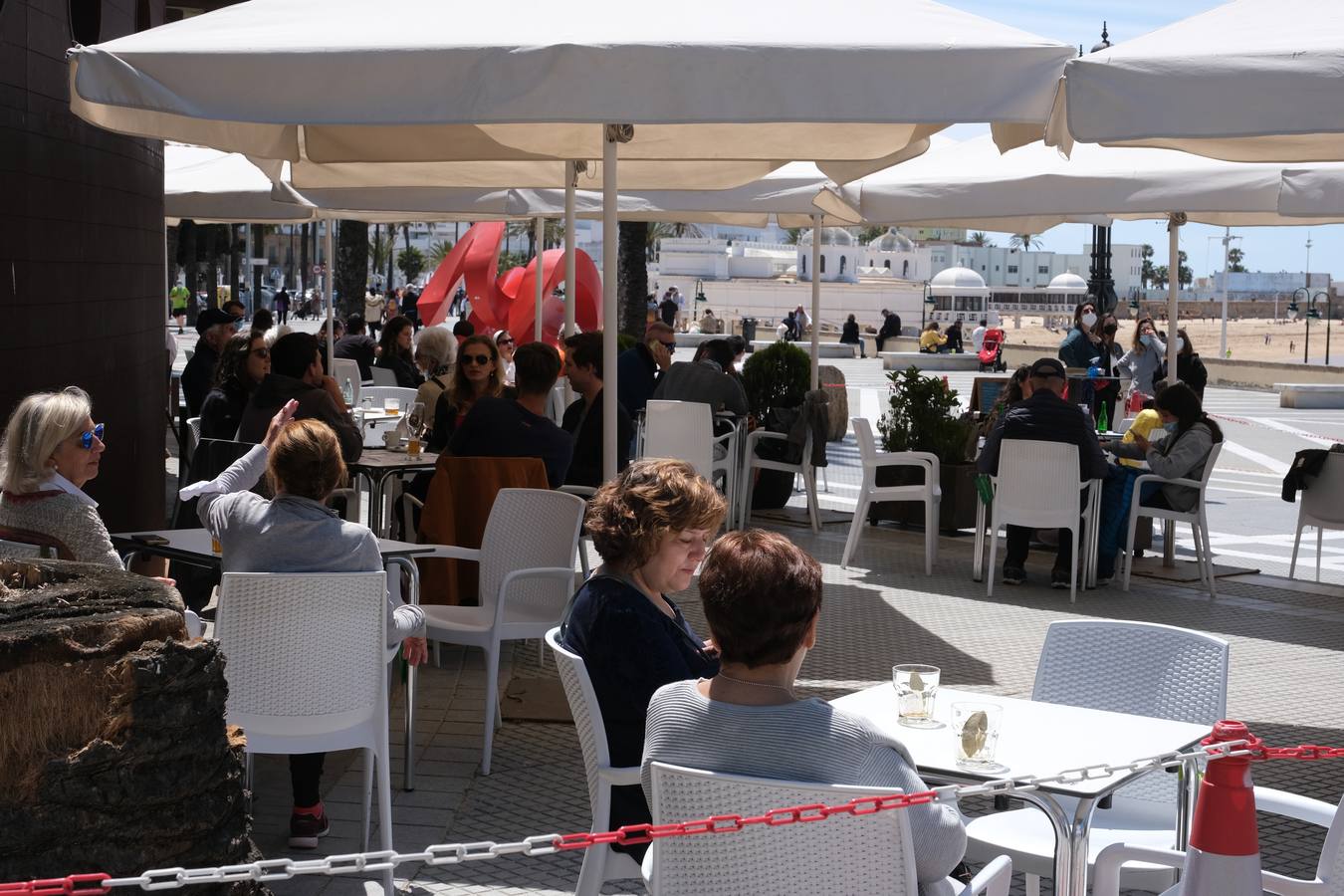 Ambiente en las terrazas y en la playa en Cádiz el primer fin de semana de mayo