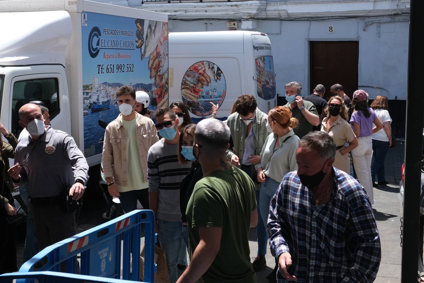 Ambiente en las terrazas y en la playa en Cádiz el primer fin de semana de mayo