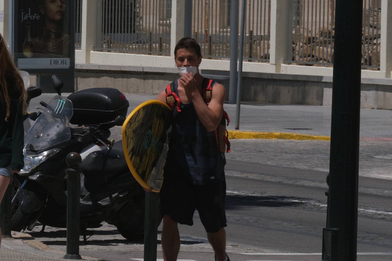 Ambiente en las terrazas y en la playa en Cádiz el primer fin de semana de mayo