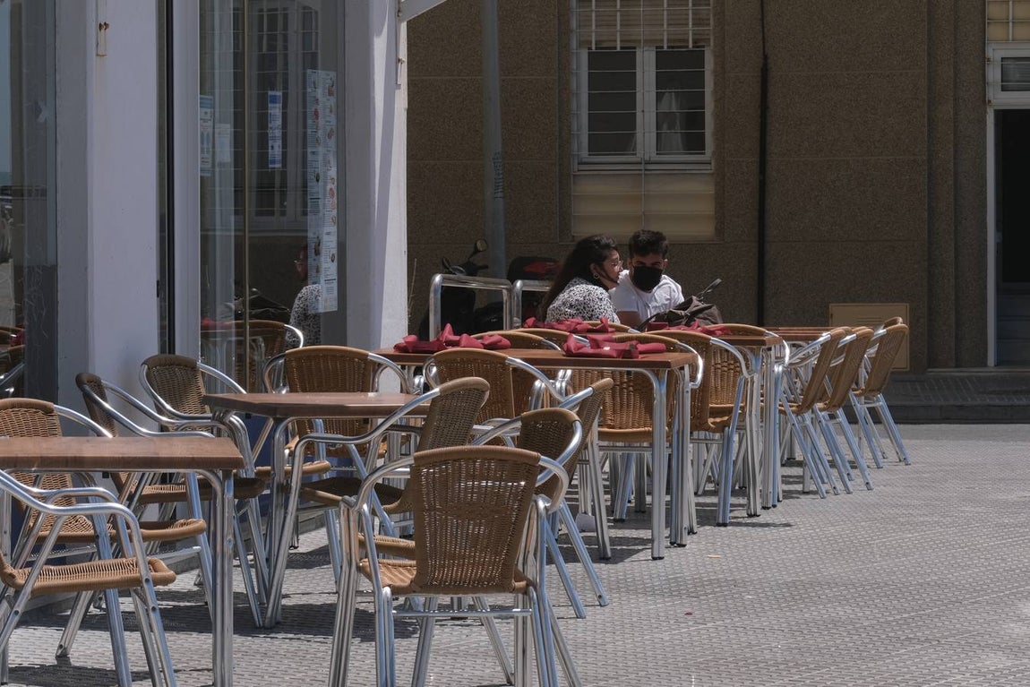 Ambiente en las terrazas y en la playa en Cádiz el primer fin de semana de mayo