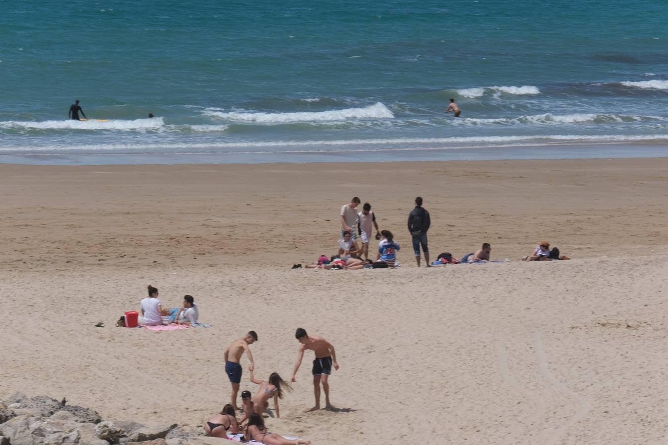 Ambiente en las terrazas y en la playa en Cádiz el primer fin de semana de mayo