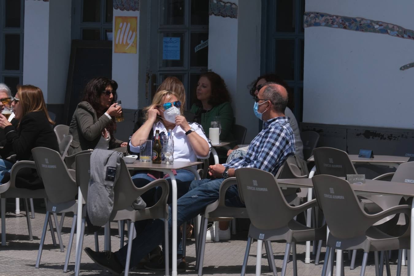 Ambiente en las terrazas y en la playa en Cádiz el primer fin de semana de mayo