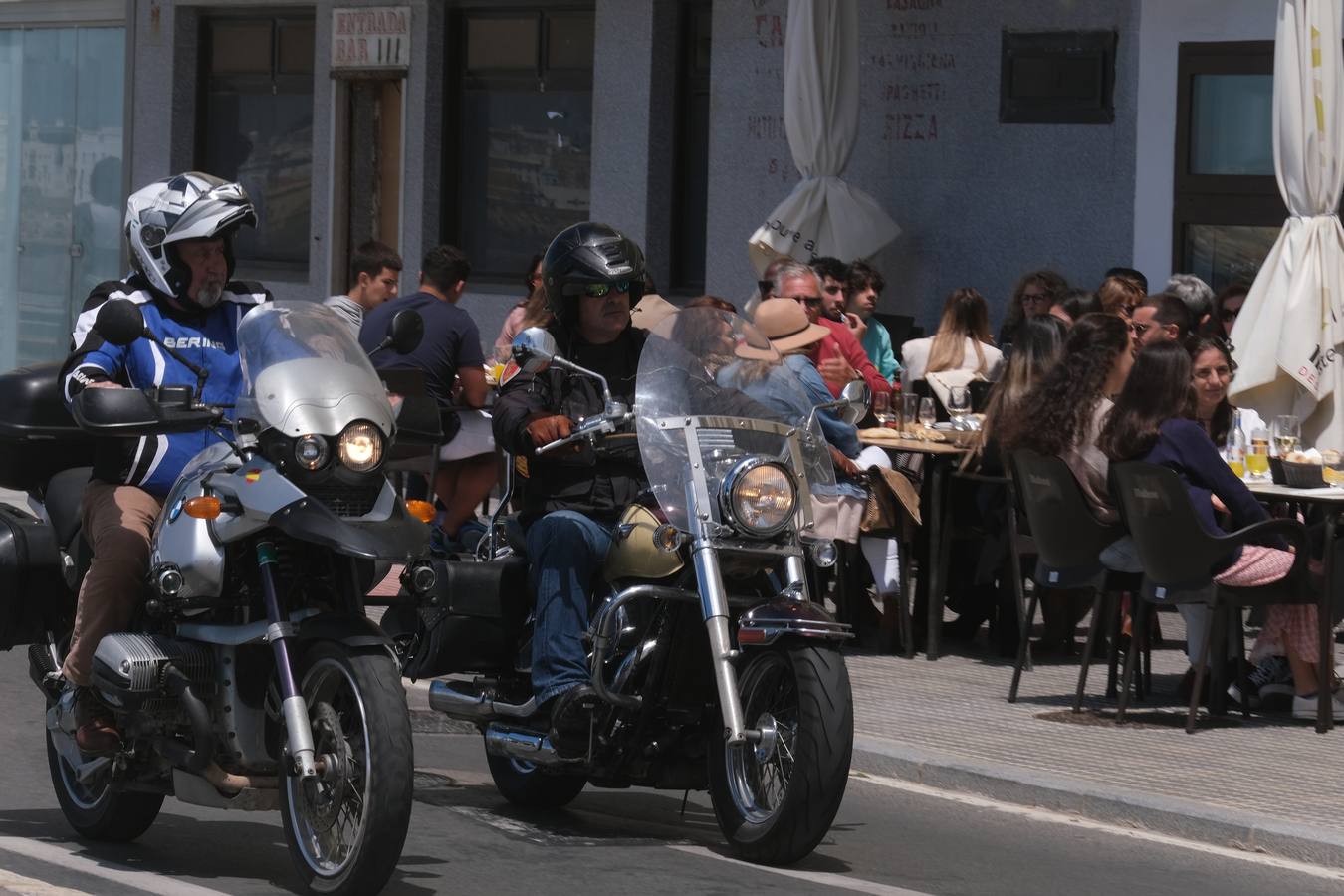 Ambiente en las terrazas y en la playa en Cádiz el primer fin de semana de mayo