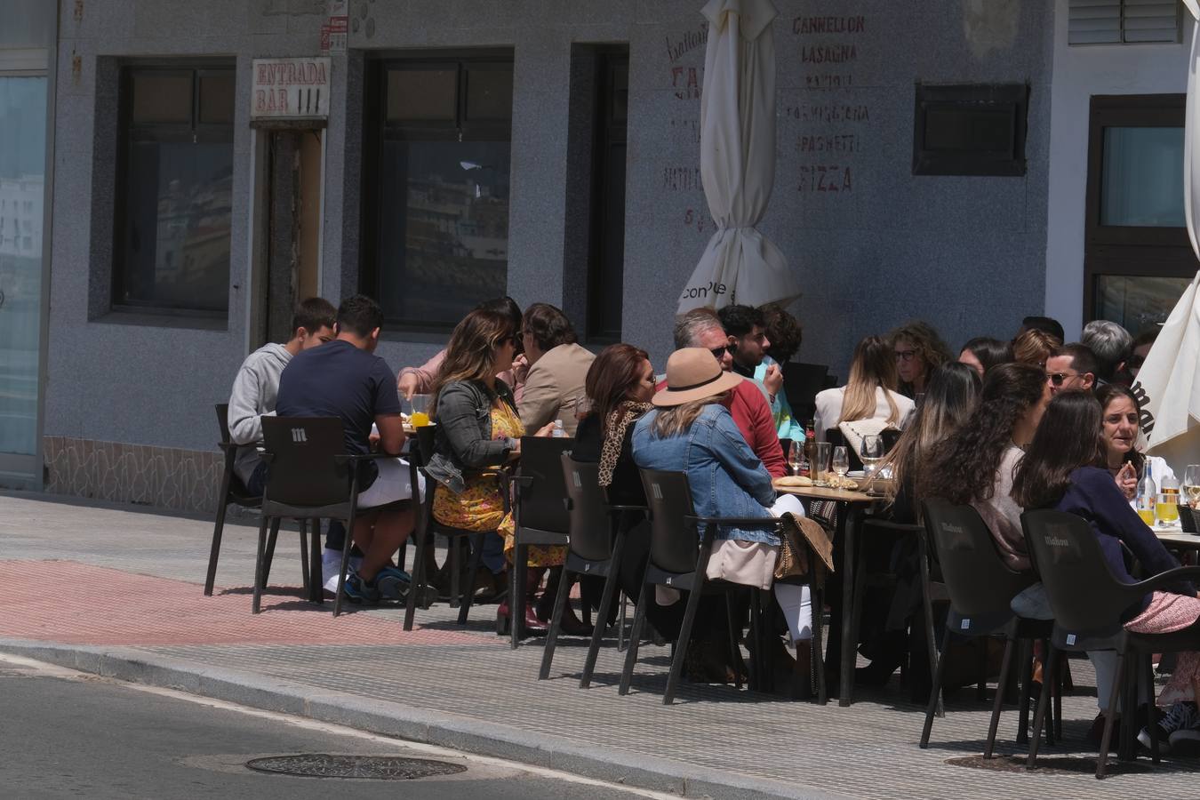 Ambiente en las terrazas y en la playa en Cádiz el primer fin de semana de mayo