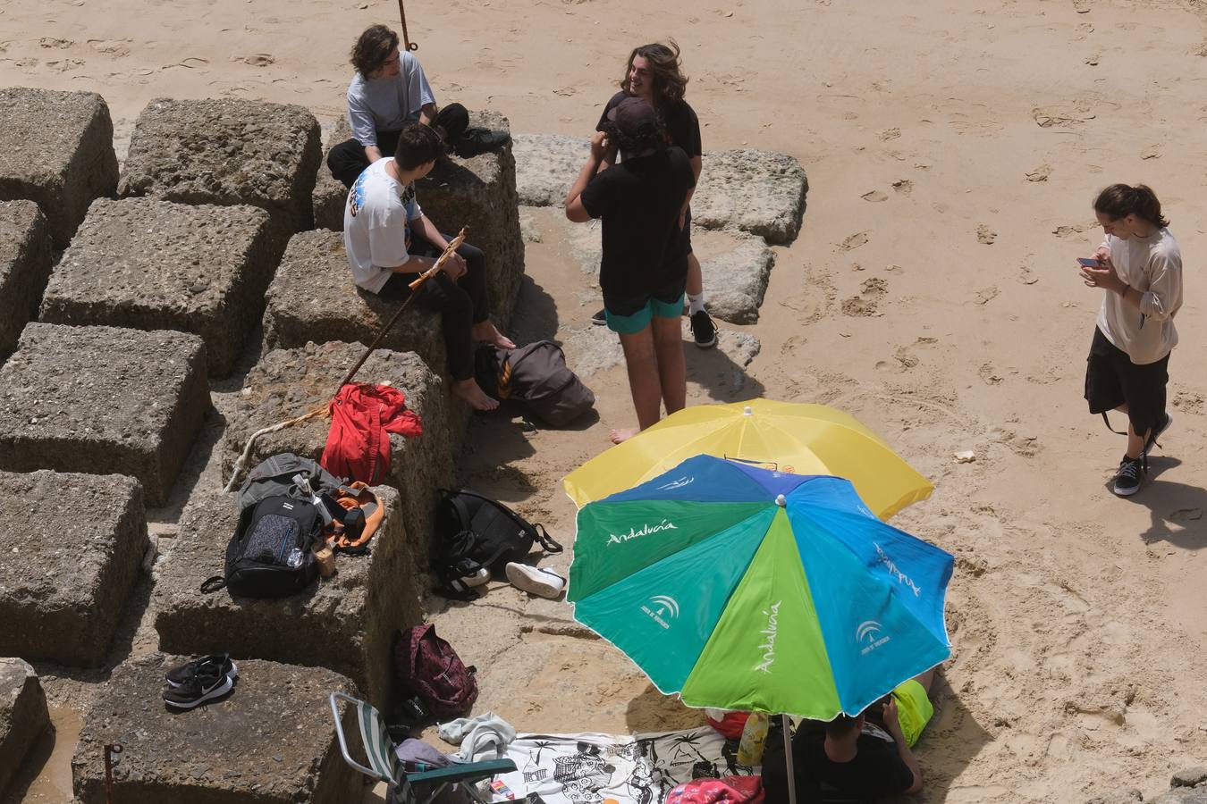 Ambiente en las terrazas y en la playa en Cádiz el primer fin de semana de mayo